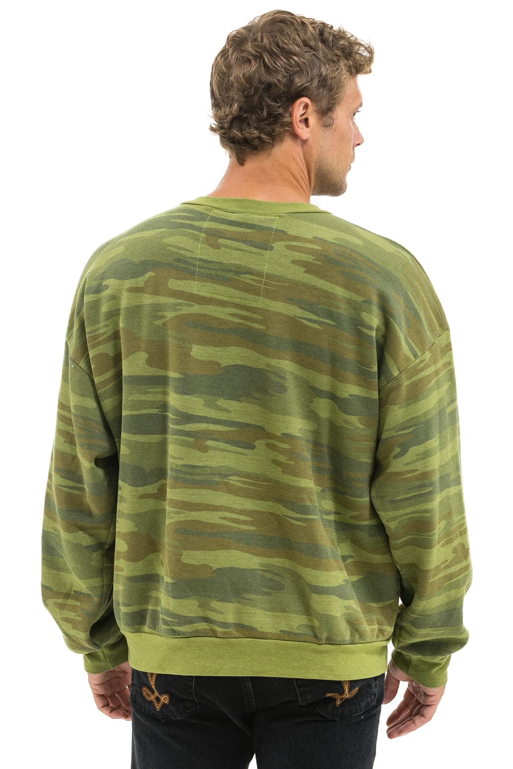 HEART PRINT RELAXED CREW SWEATSHIRT - CAMO // NEON PINK