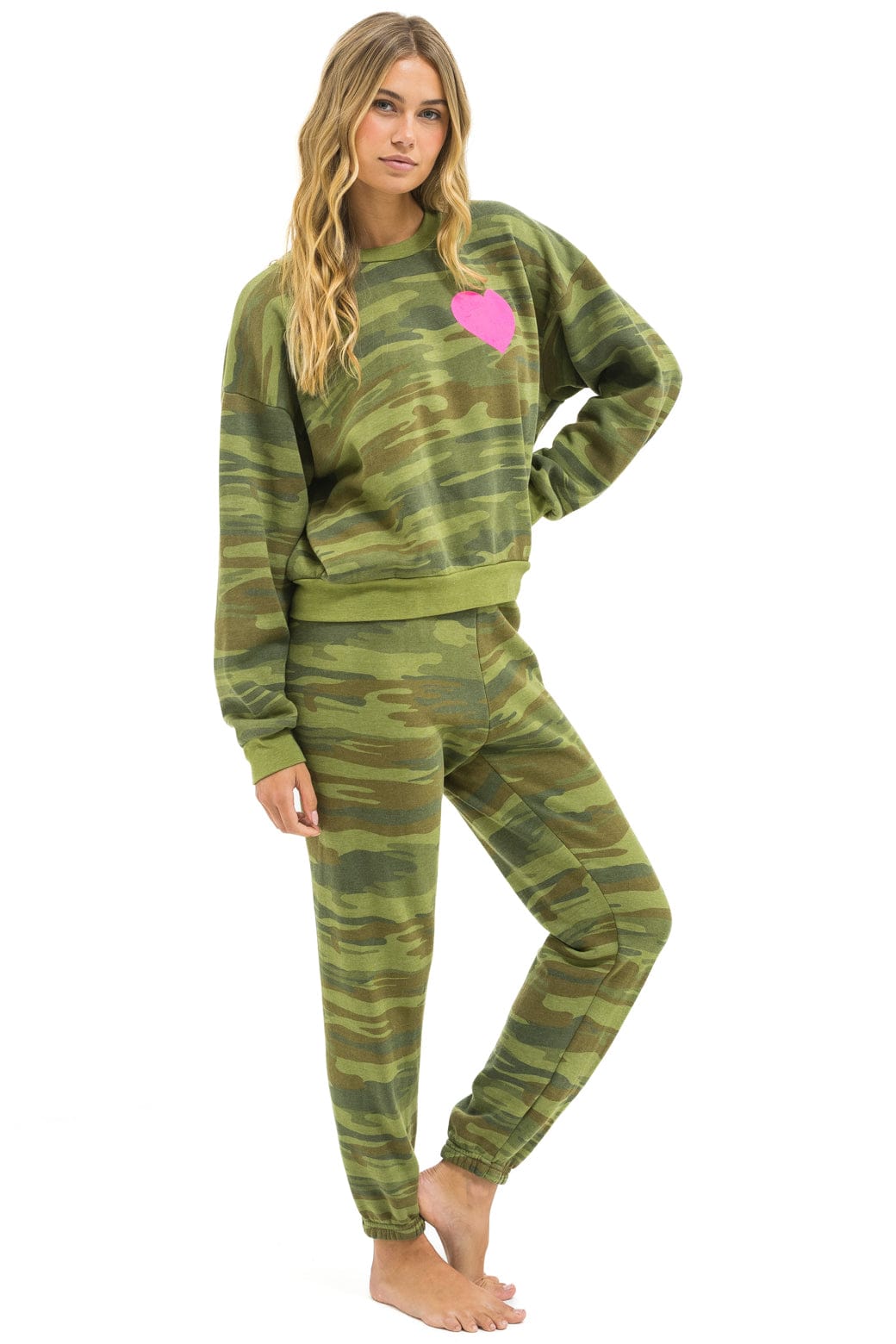HEART PRINT RELAXED CREW SWEATSHIRT - CAMO // NEON PINK